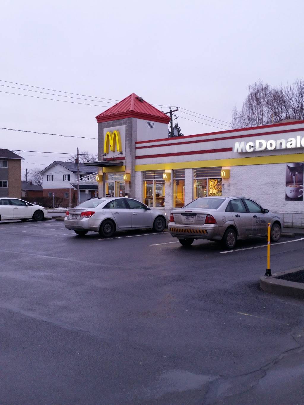 McDonalds | cafe | 2015 QC-112, Saint-Césaire, QC J0L 1T0, Canada | 4504693535 OR +1 450-469-3535