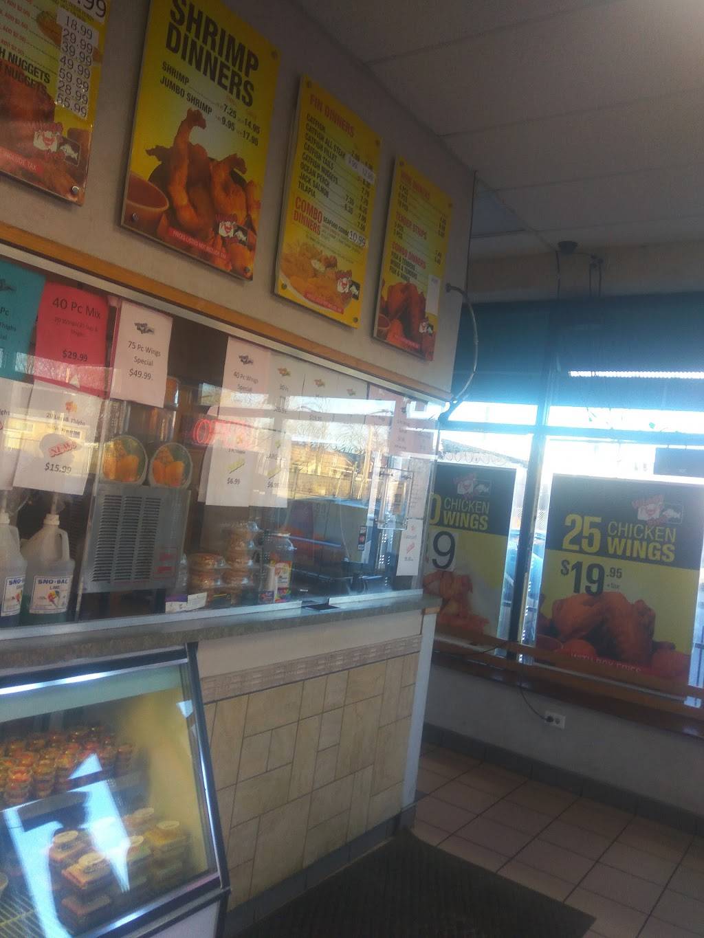 Wings N Fins | restaurant | 1751 E 75th St, Chicago, IL 60649, USA | 7732560800 OR +1 773-256-0800