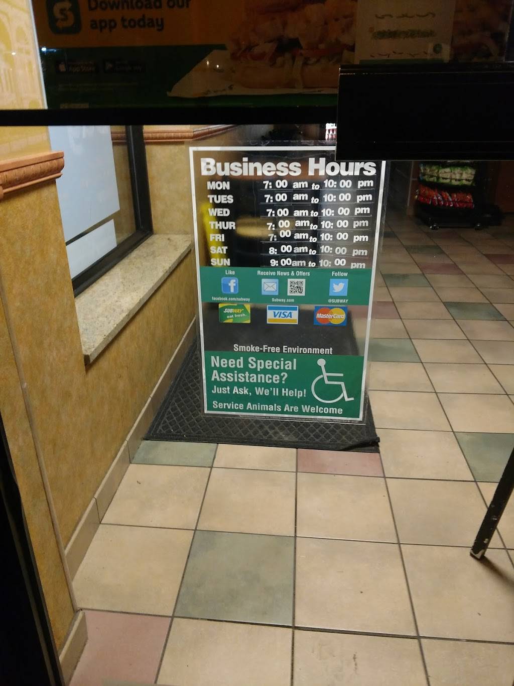 Subway Restaurants | restaurant | 3021 N Clark St, Chicago, IL 60657, USA | 7738975327 OR +1 773-897-5327