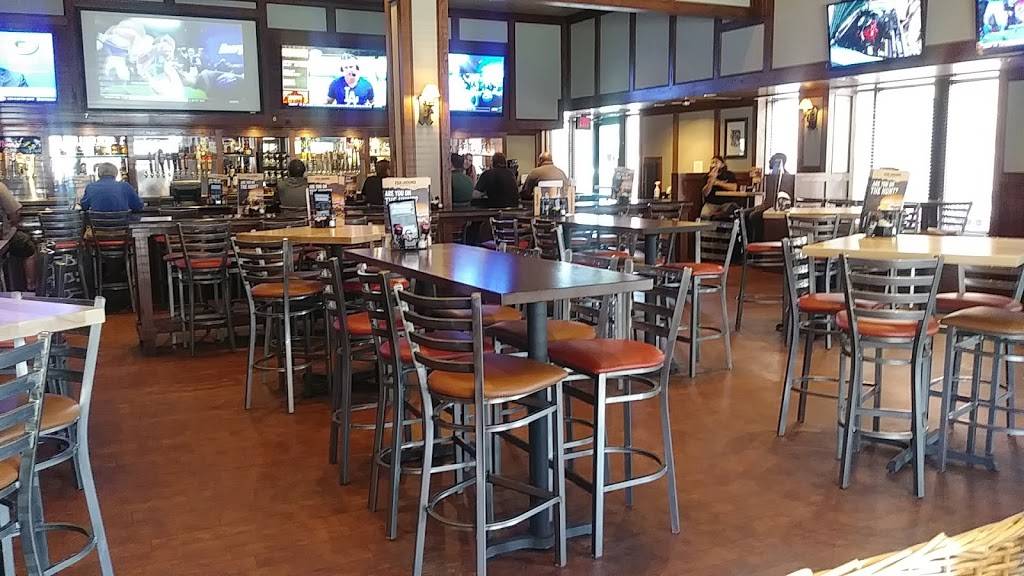 Fox & Hound | restaurant | 9325 Center Lake Dr #200, Charlotte, NC 28216, USA | 7045092853 OR +1 704-509-2853