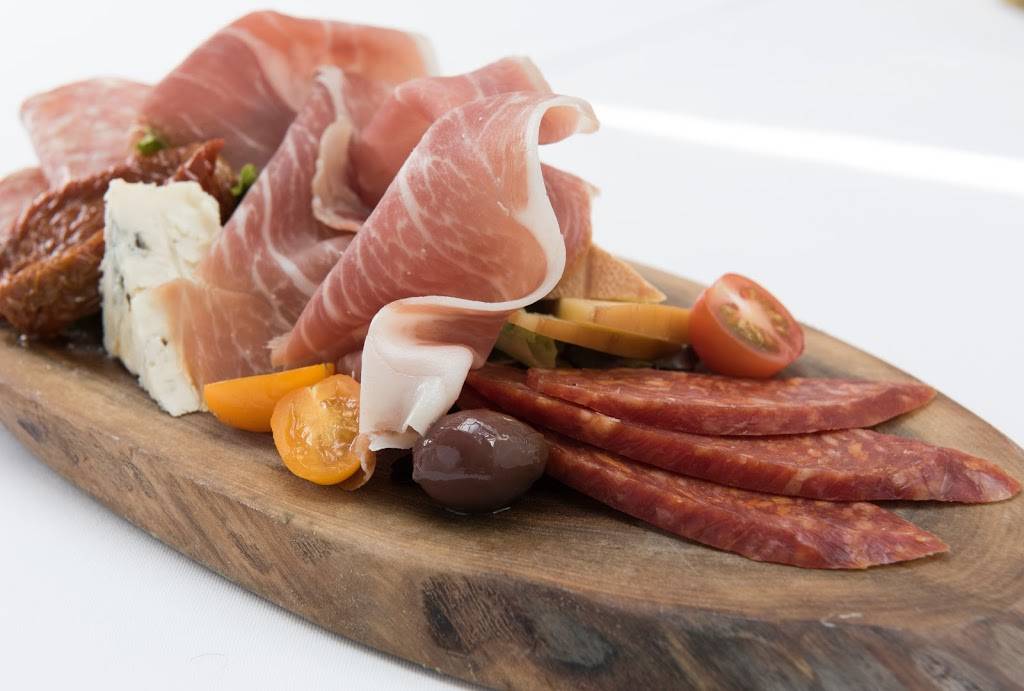 Michaels Back Door Restaurant | restaurant | 1715 Lakeshore Rd W, Mississauga, ON L5J 1J4, Canada | 9058225751 OR +1 905-822-5751