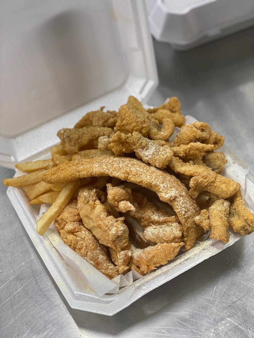 Big Sharks Fish & Chicken | restaurant | 1154 E Prairie Ave, Decatur, IL 62521, USA | 2177750707 OR +1 217-775-0707