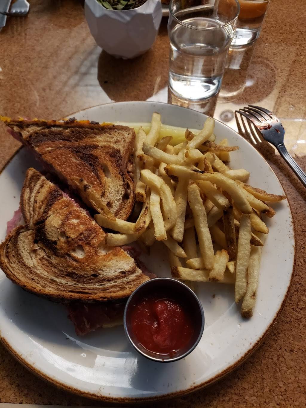 Port and Park | restaurant | 4000 N Southport Ave, Chicago, IL 60613, USA | 7736977762 OR +1 773-697-7762