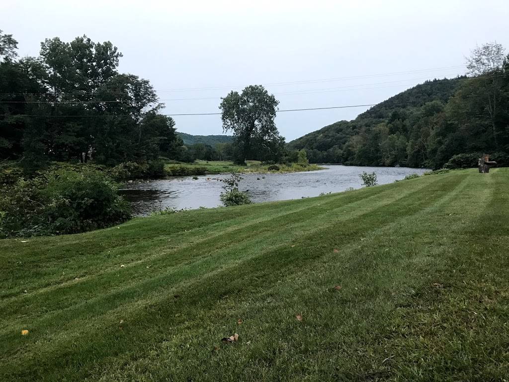 The Boathouse Galley | restaurant | 17 S River Rd, Charlemont, MA 01339, USA | 4133398478 OR +1 413-339-8478