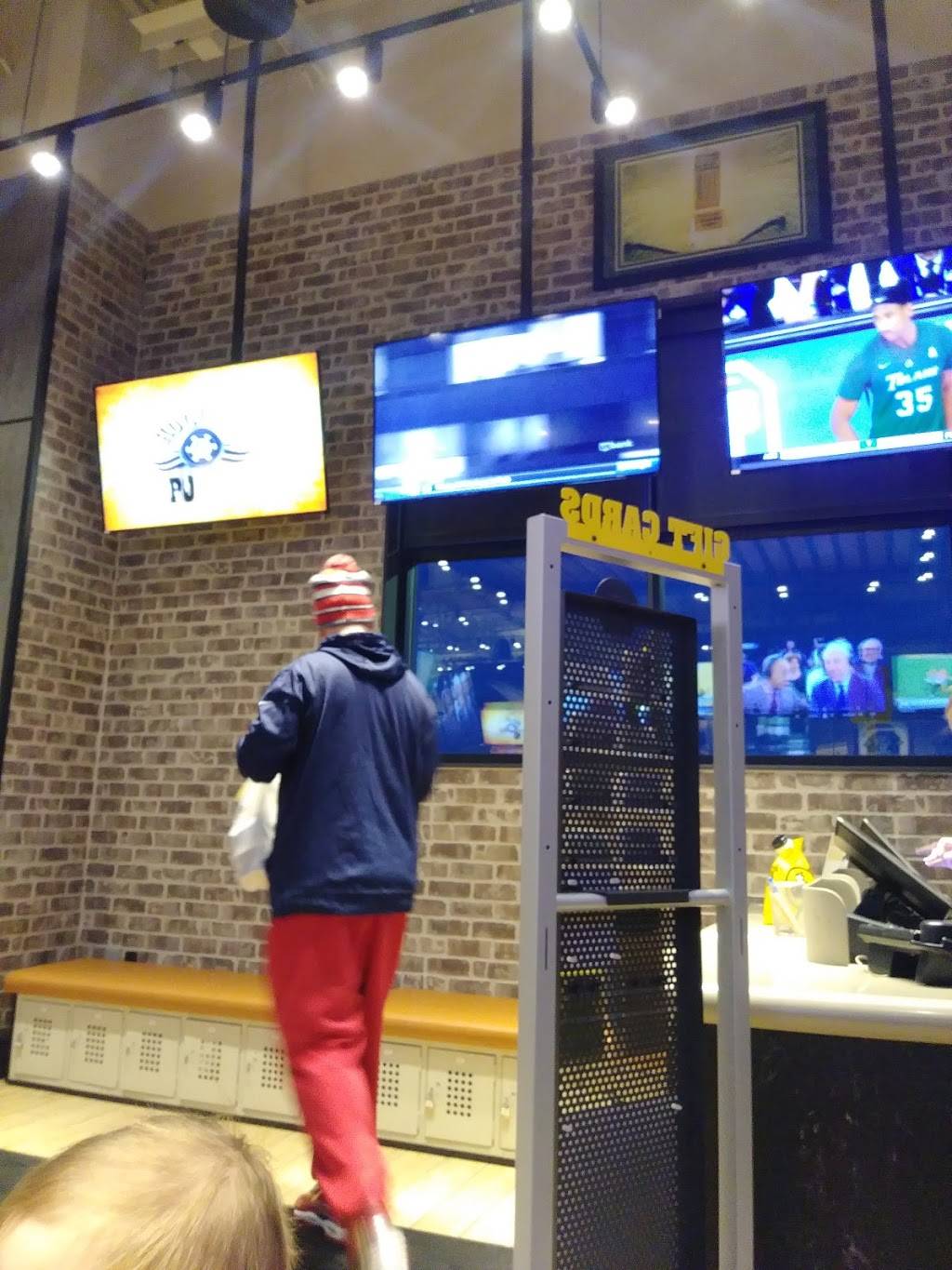 Buffalo Wild Wings | restaurant | 2330 N Morton St, Franklin, IN 46131, USA | 3175605318 OR +1 317-560-5318