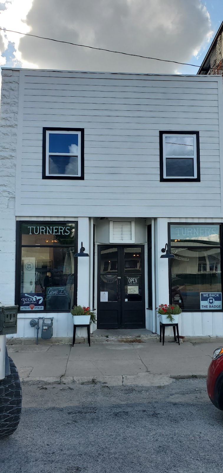 Turners 421 Main Bar and Farm Kitchen | restaurant | 421 N Main St, Burden, KS 67019, USA | 6204384000 OR +1 620-438-4000