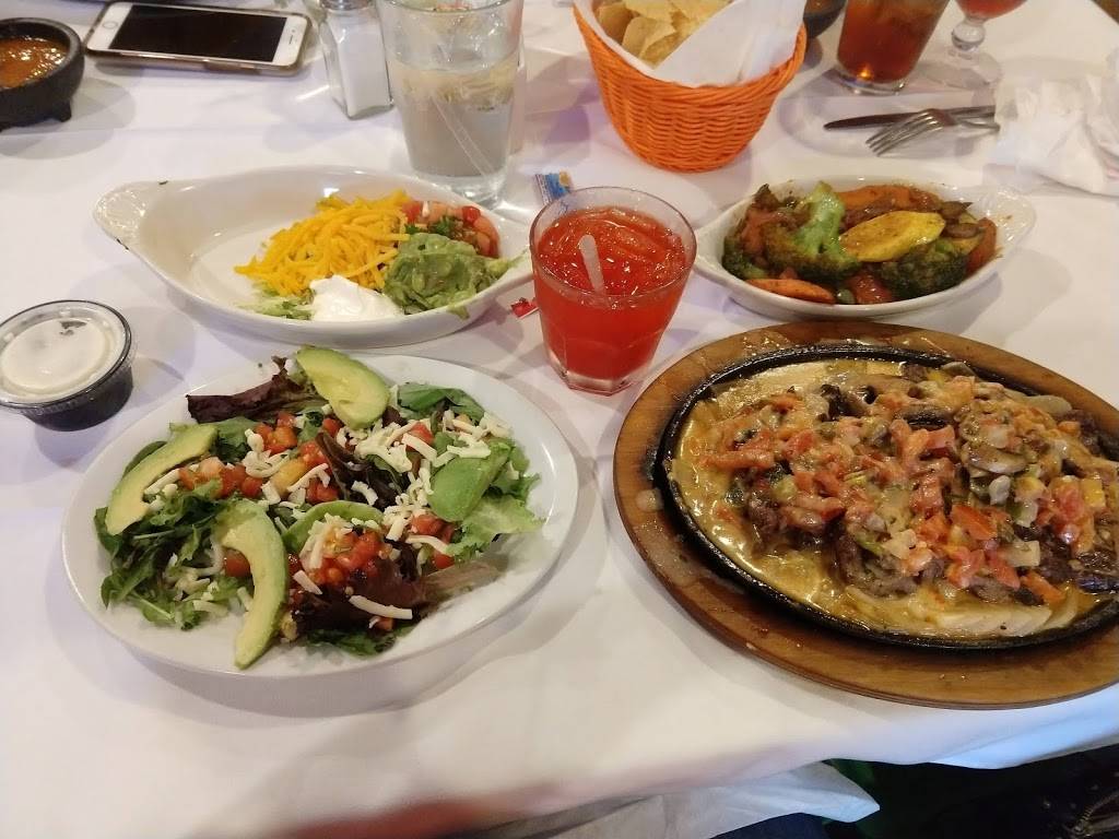 Las Fontanas Mexican Kitchen | restaurant | 1551 N Walnut Ave, New Braunfels, TX 78130, USA | 8306263310 OR +1 830-626-3310