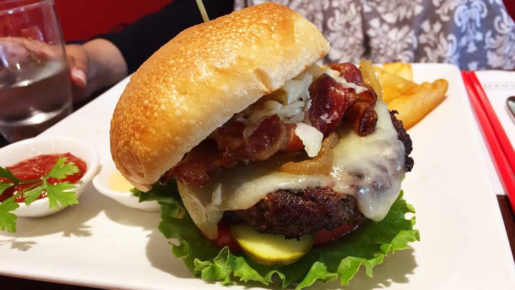 LEE Kitchen | restaurant | 6301 Silver Dart Dr, Mississauga, ON L5P 1B2, Canada | 4167763100 OR +1 416-776-3100