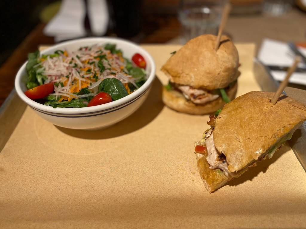 Scaddabush Italian Kitchen & Bar | restaurant | 2015 Winston Park Dr, Oakville, ON L6H 6P5, Canada | 9058293250 OR +1 905-829-3250