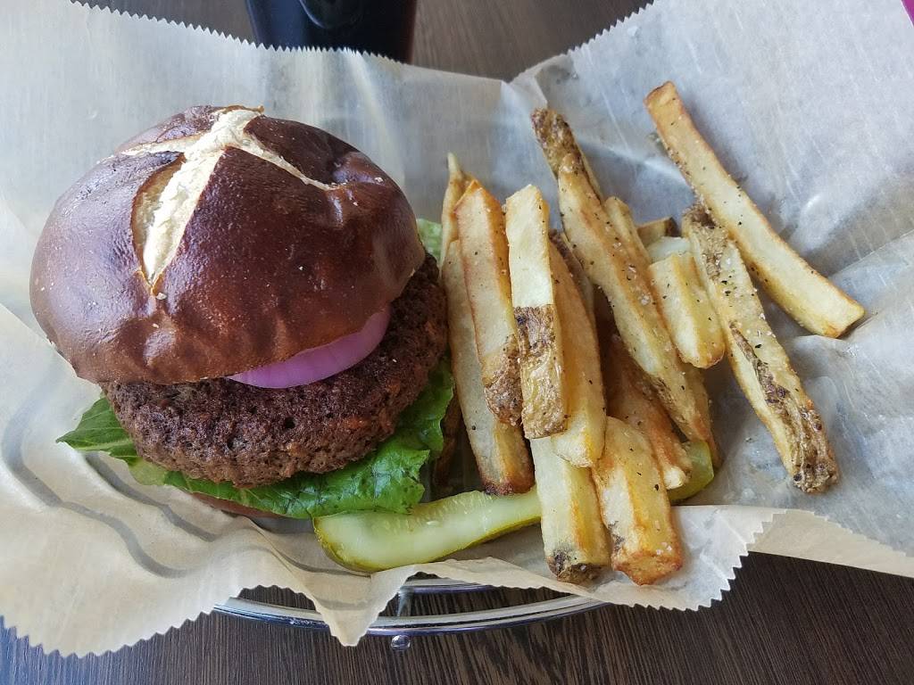 Johnnys Blitz | restaurant | 20 N Cass Ave, Westmont, IL 60559, USA | 6305419015 OR +1 630-541-9015