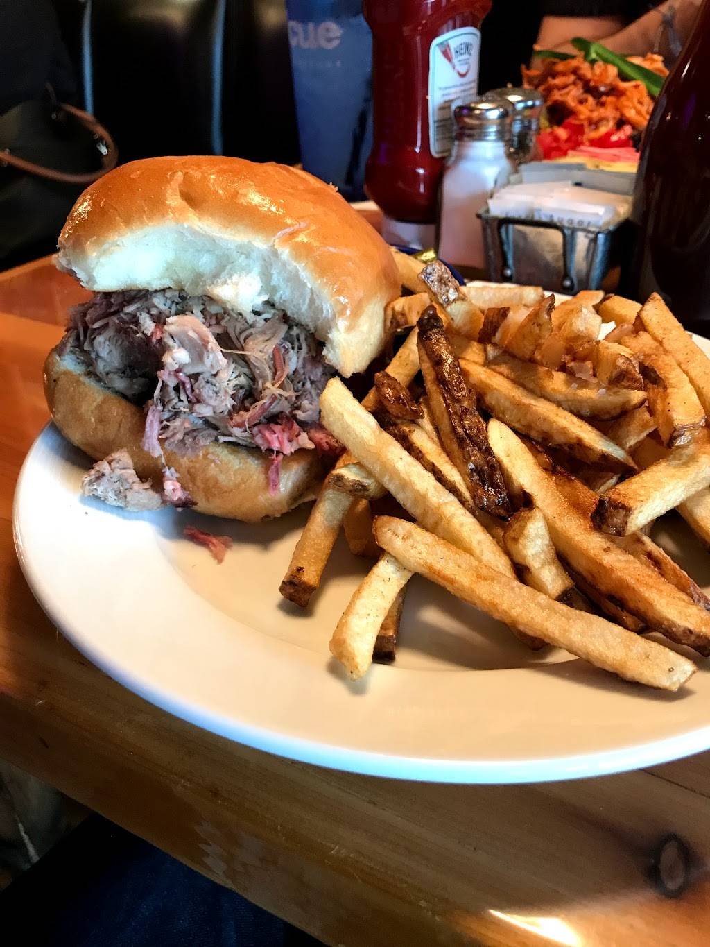 Cue Barbecue | restaurant | 13700 Highway 9 North, Alpharetta, GA 30004, USA | 7706670089 OR +1 770-667-0089