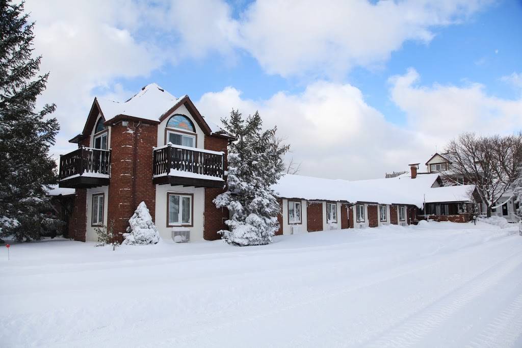 Hessenland Inn | restaurant | 72981 ON-21, Zurich, ON N0M 2T0, Canada | 8665437736 OR +1 866-543-7736