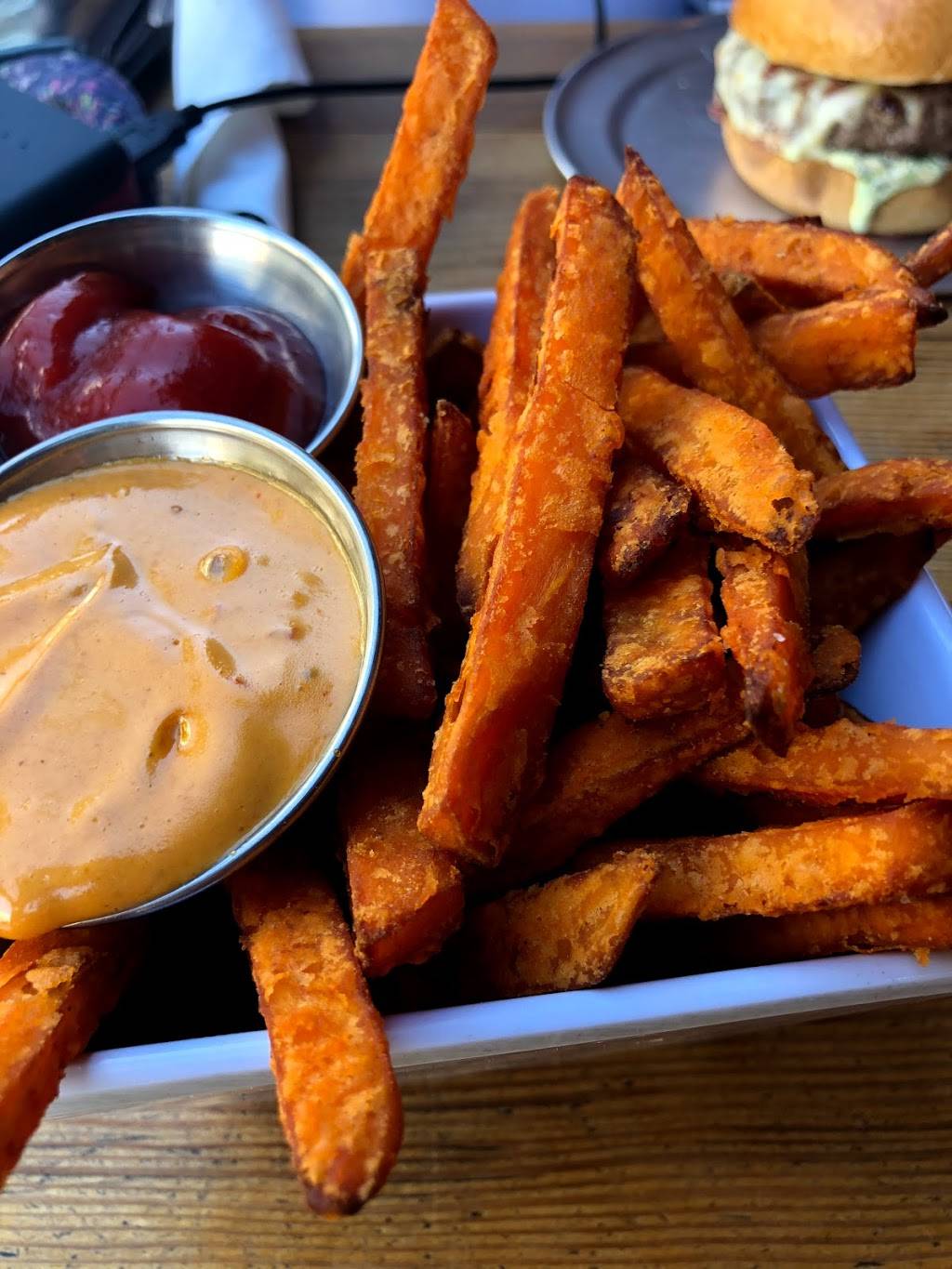 Stout Burgers and Beers | restaurant | 111 Santa Monica Blvd, Santa Monica, CA 90401, USA | 3102608679 OR +1 310-260-8679