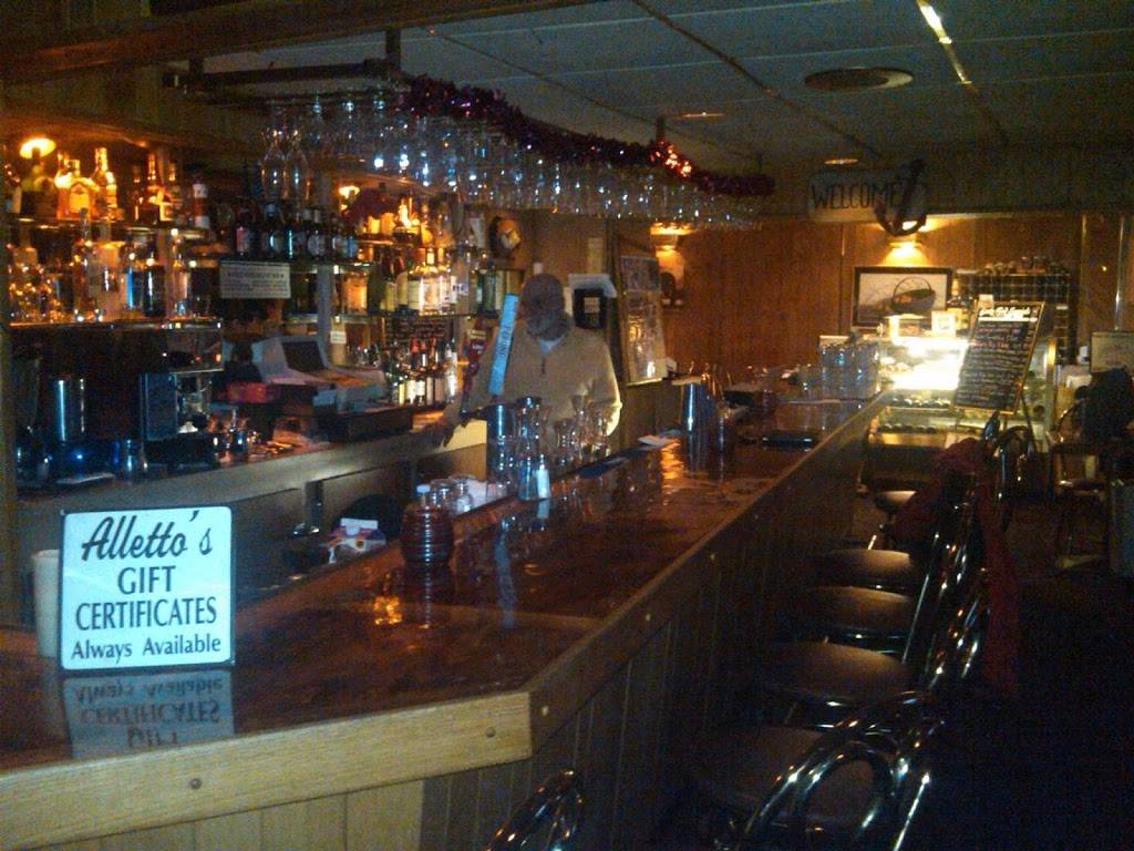 Allettos Restaurant | restaurant | 218 E Montauk Hwy, Lindenhurst, NY 11757, USA | 6312269205 OR +1 631-226-9205