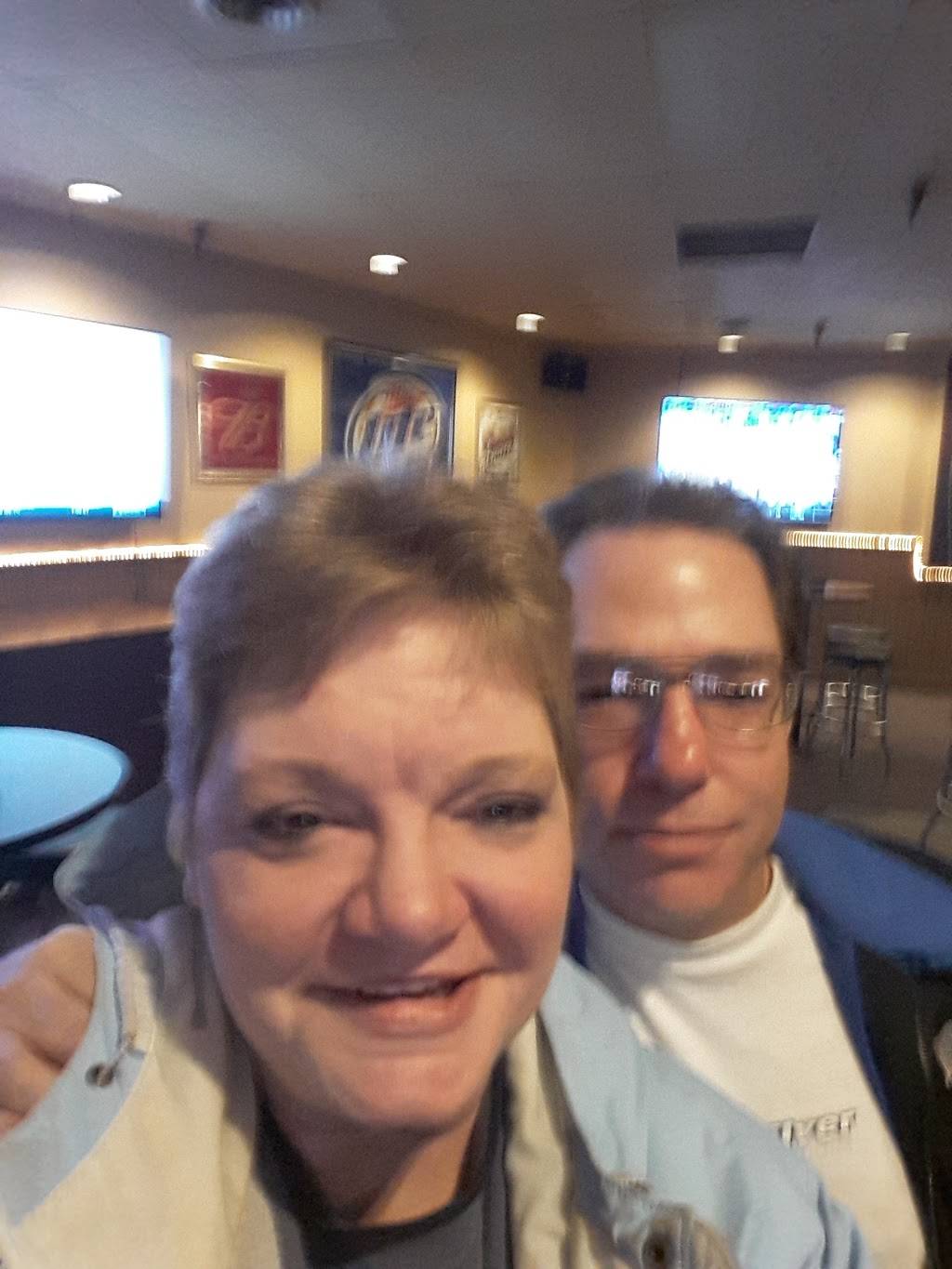 B G Gators | restaurant | 9021 E 109th Ave, Crown Point, IN 46307, USA | 2196620103 OR +1 219-662-0103