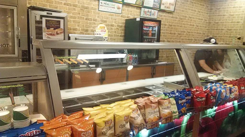 Pizza Hut | restaurant | 10616 Lorain Ave, Cleveland, OH 44111, USA | 2166718747 OR +1 216-671-8747