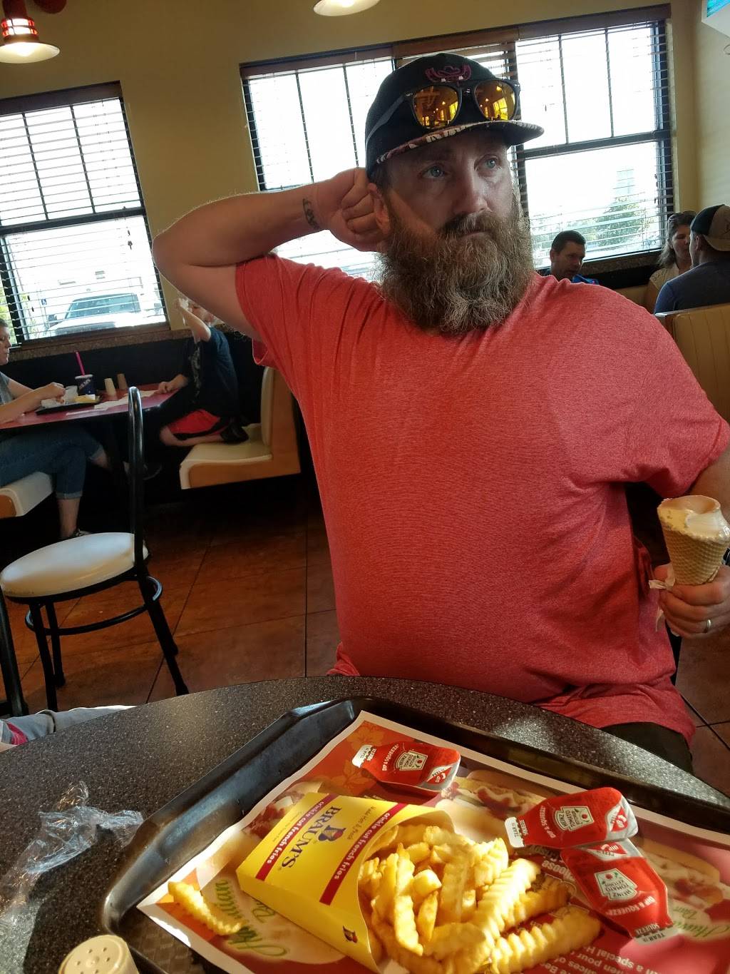 Braums Ice Cream & Burger Restaurant | restaurant | 900 N Lynn Riggs Blvd, Claremore, OK 74017, USA | 9183414723 OR +1 918-341-4723