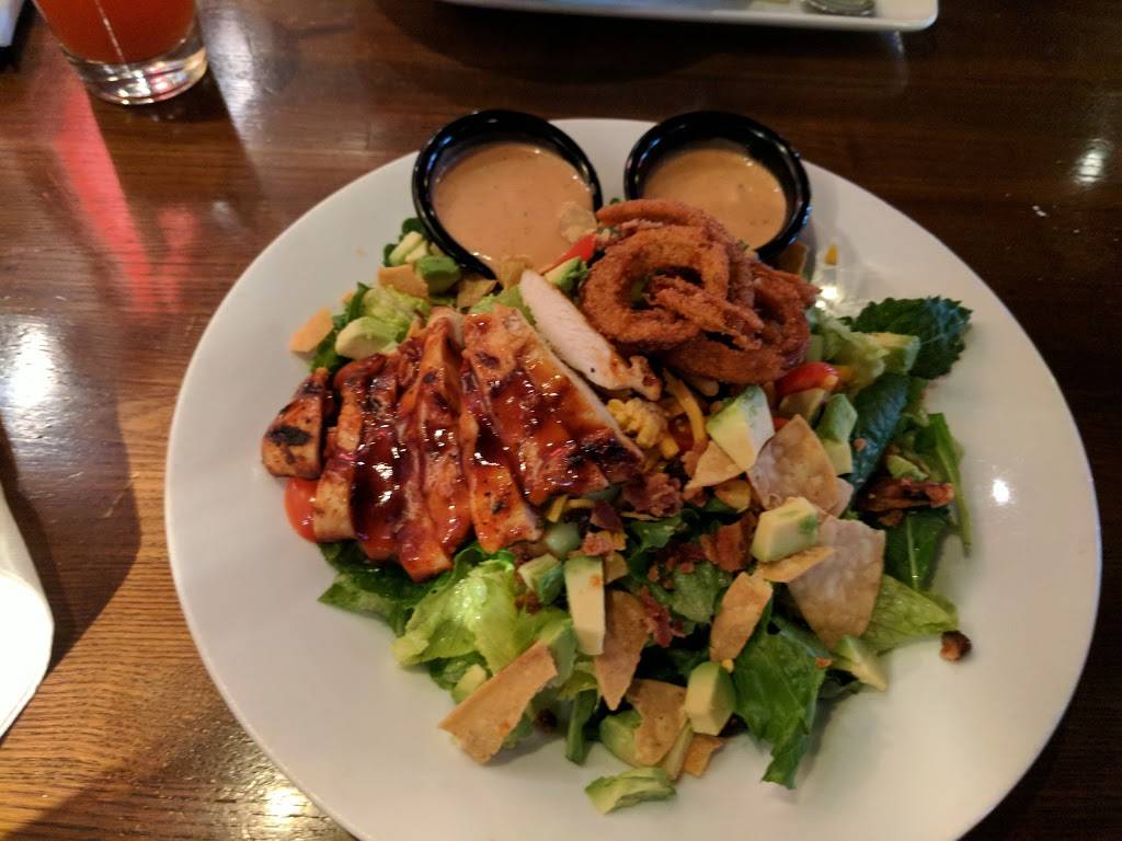 TGI Fridays | restaurant | 60 Forbes Rd, Braintree, MA 02184, USA | 7818483133 OR +1 781-848-3133