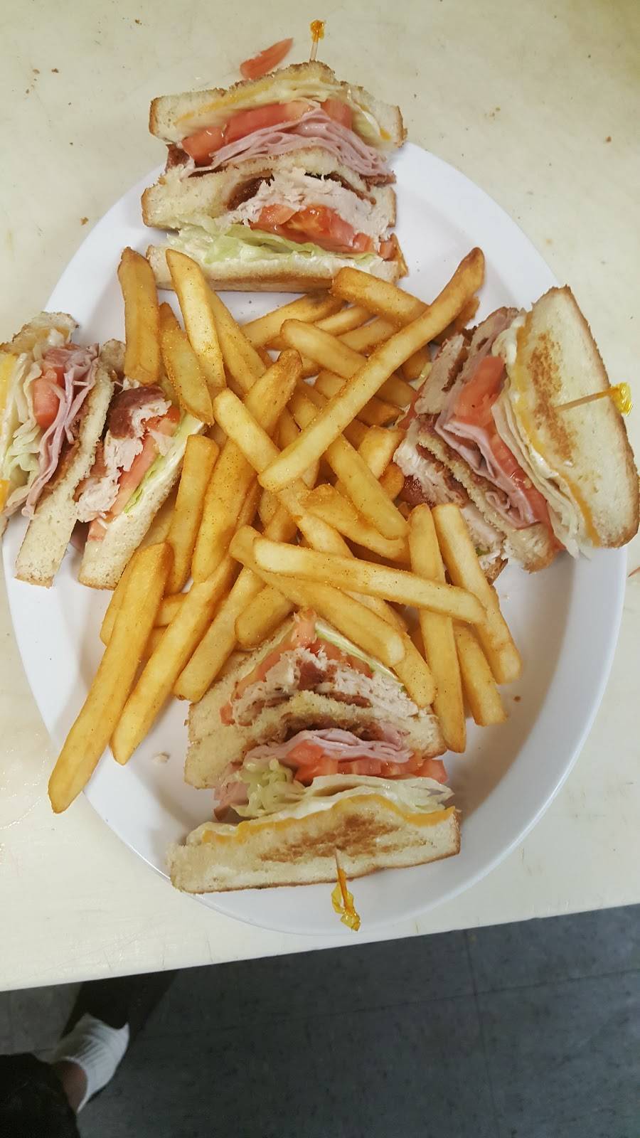 Johnny Fingers Bar and Grill | restaurant | 15863 Lorene Dr, Victorville, CA 92395, USA | 7609510444 OR +1 760-951-0444