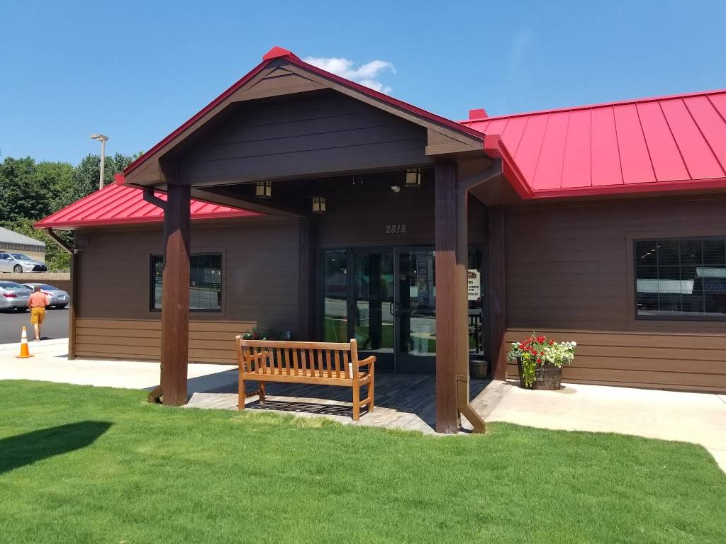 Stameys Barbecue | restaurant | 2812 Battleground Ave, Greensboro, NC 27408, USA | 3362889275 OR +1 336-288-9275