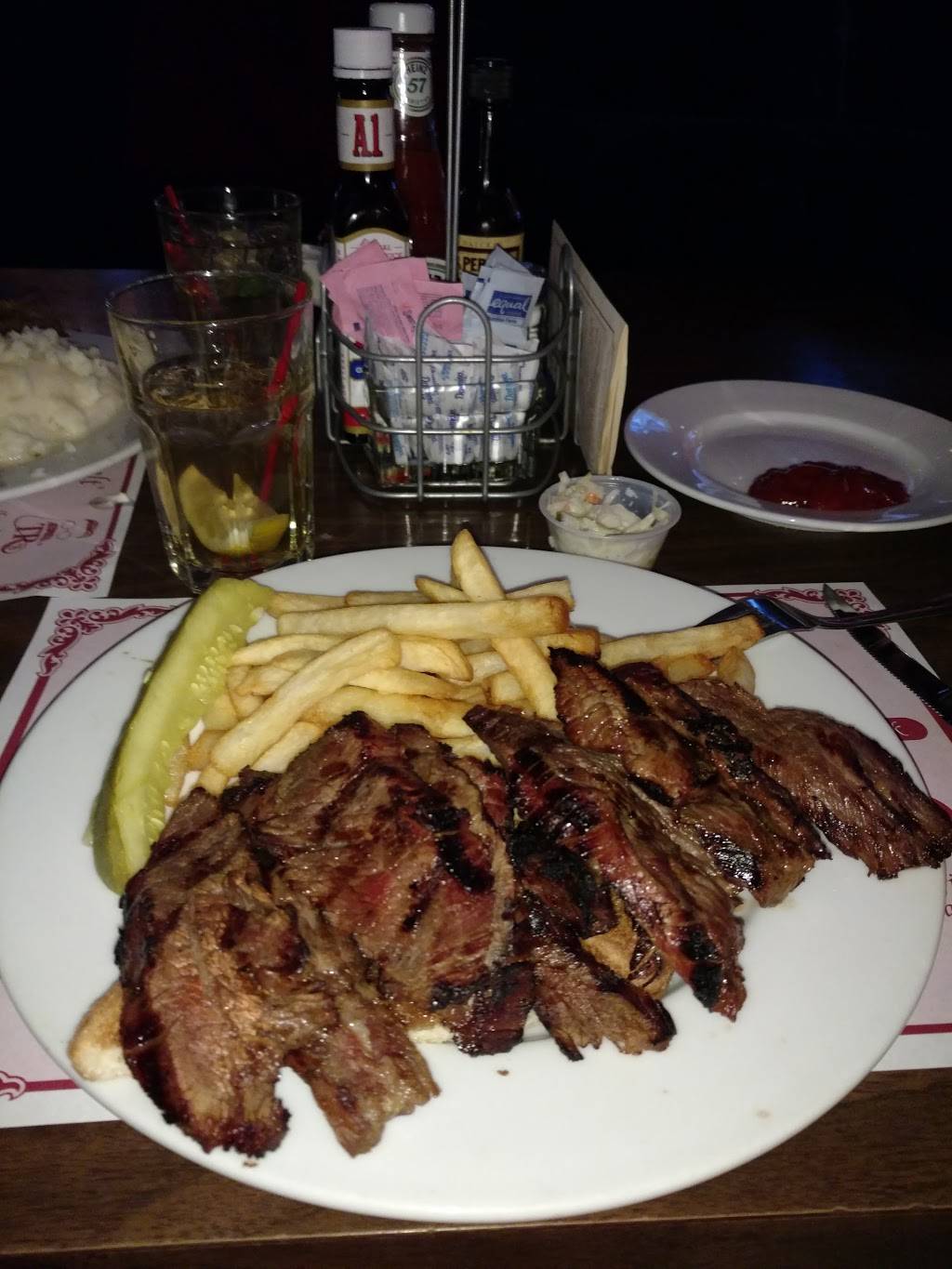 T Rs | restaurant | 17 Hillside Avenue, Williston Park, NY 11596, USA | 5162941680 OR +1 516-294-1680