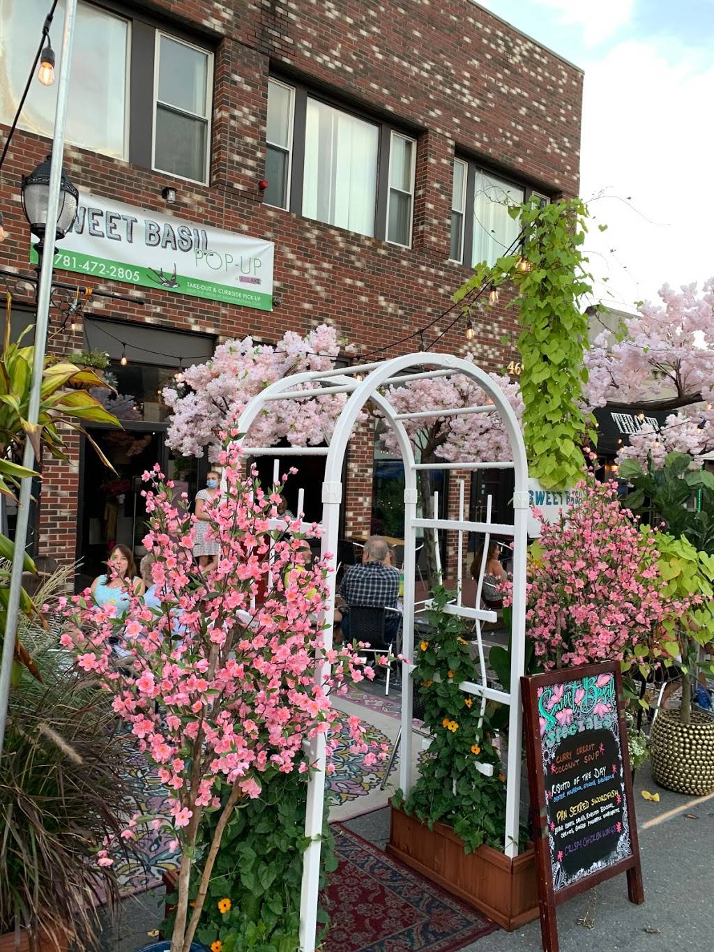 Sweet Basil Restaurant + Provisions | restaurant | 469 Moody St, Waltham, MA 02453, USA | 7814722805 OR +1 781-472-2805