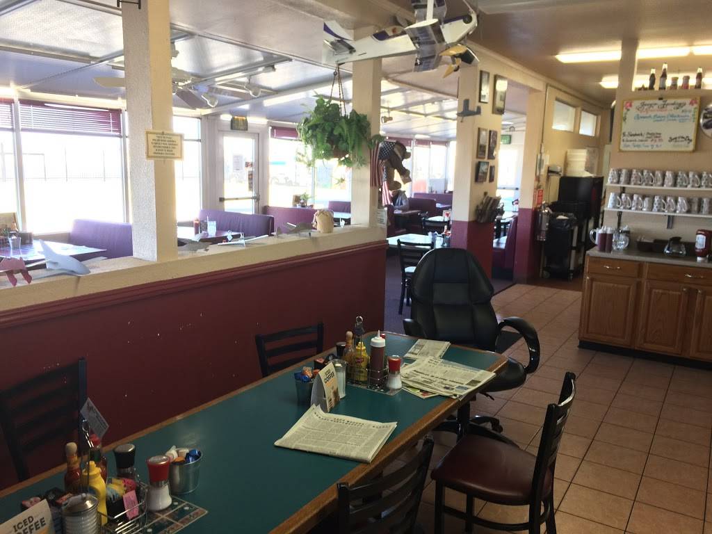 Foxys Landing & Restaurant | restaurant | 4725 William J Barnes Ave, Lancaster, CA 93536, USA | 6619492284 OR +1 661-949-2284