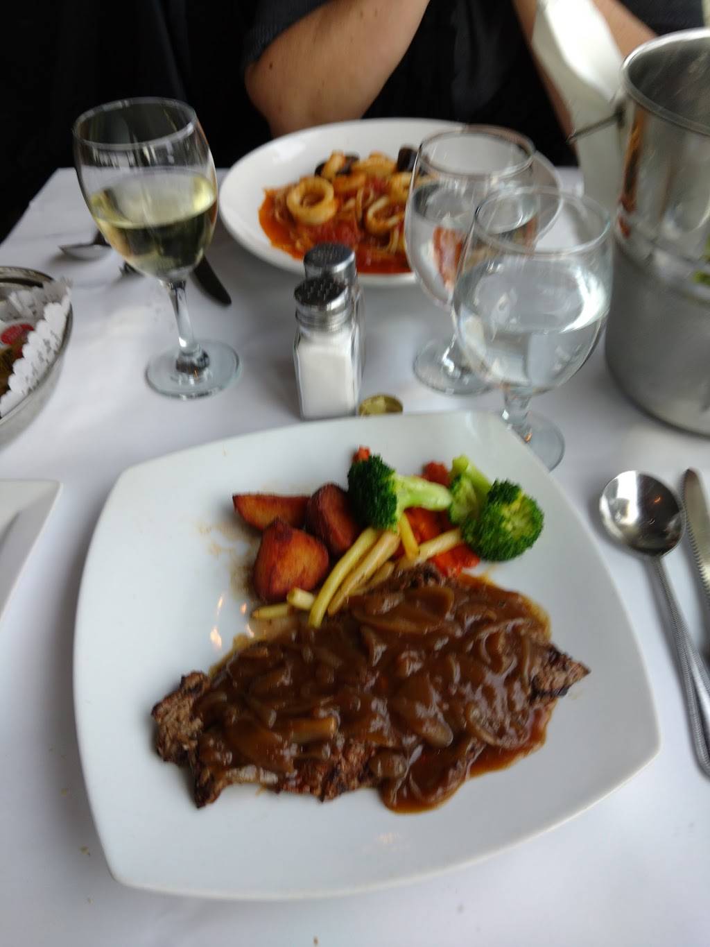 Restaurant LAcadémie | restaurant | 7275 Boulevard des Galeries dAnjou, Anjou, QC H1M 2W2, Canada | 5147988222 OR +1 514-798-8222