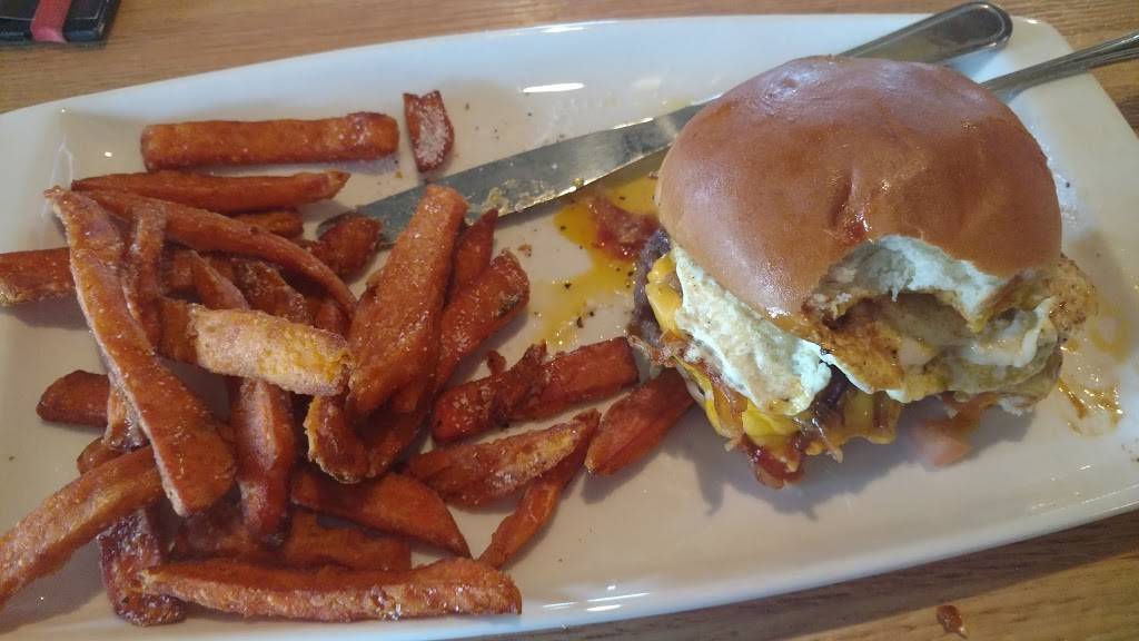 Applebees Grill + Bar | restaurant | 30686 Lyon Center Dr Unit E, New Hudson, MI 48165, USA | 2484461770 OR +1 248-446-1770