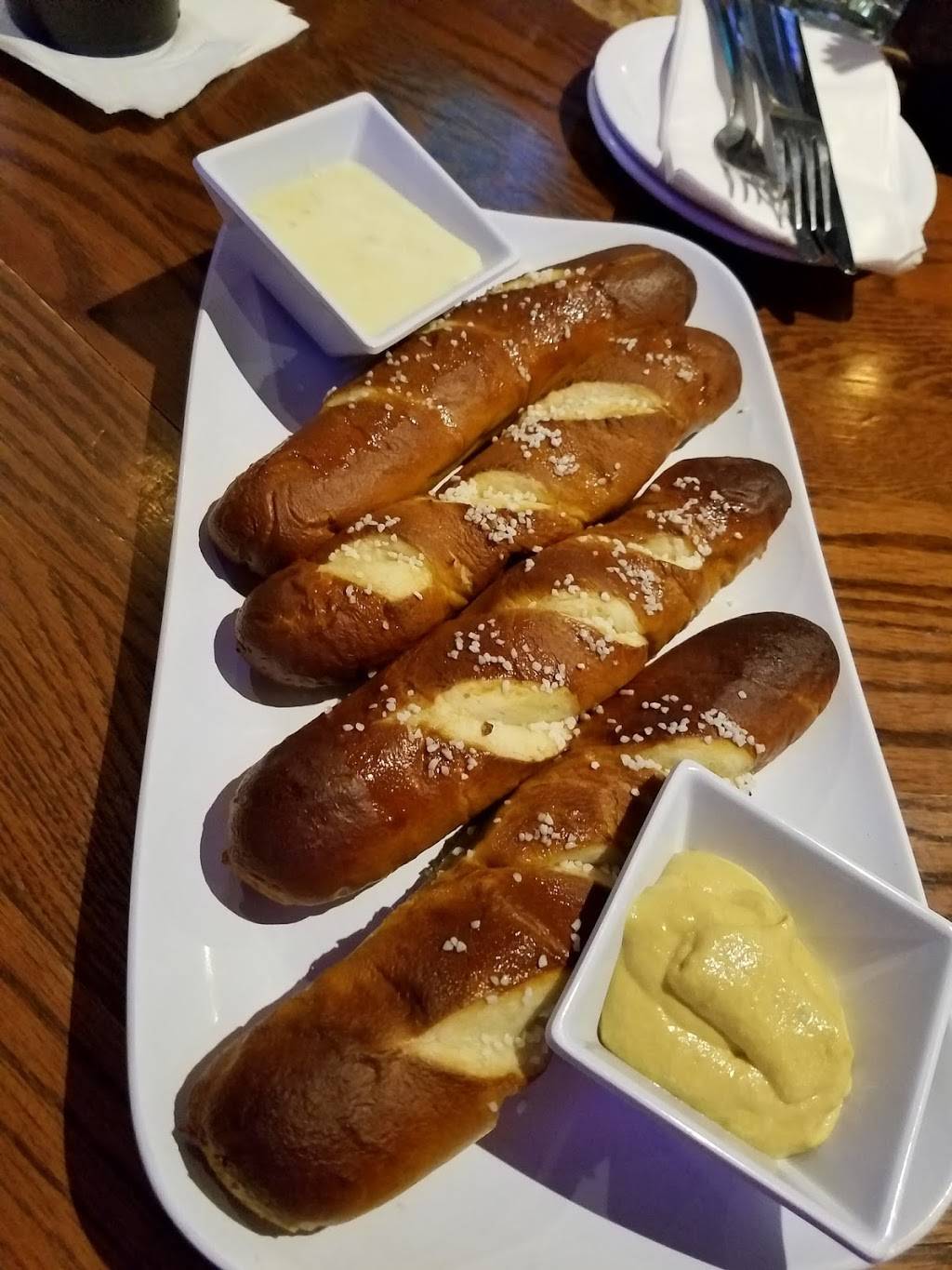 Yogis Bar & Grill | restaurant | 3880 Hard Rd, Dublin, OH 43016, USA | 6147992660 OR +1 614-799-2660