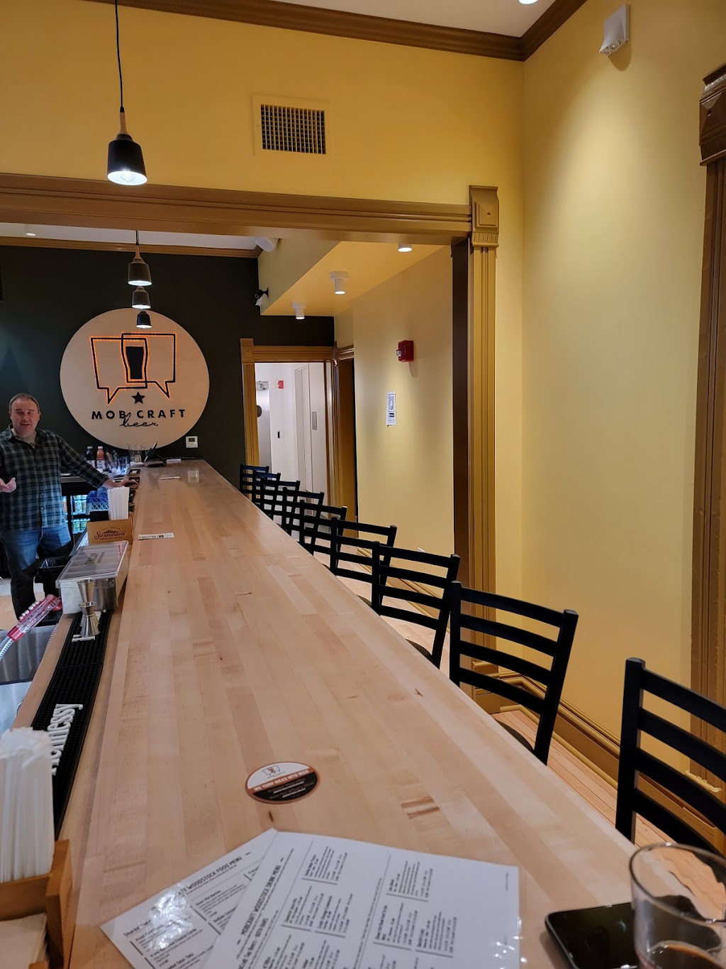 MobCraft Beer Woodstock | restaurant | 101 N Johnson St, Woodstock, IL 60098, USA | 8156870150 OR +1 815-687-0150