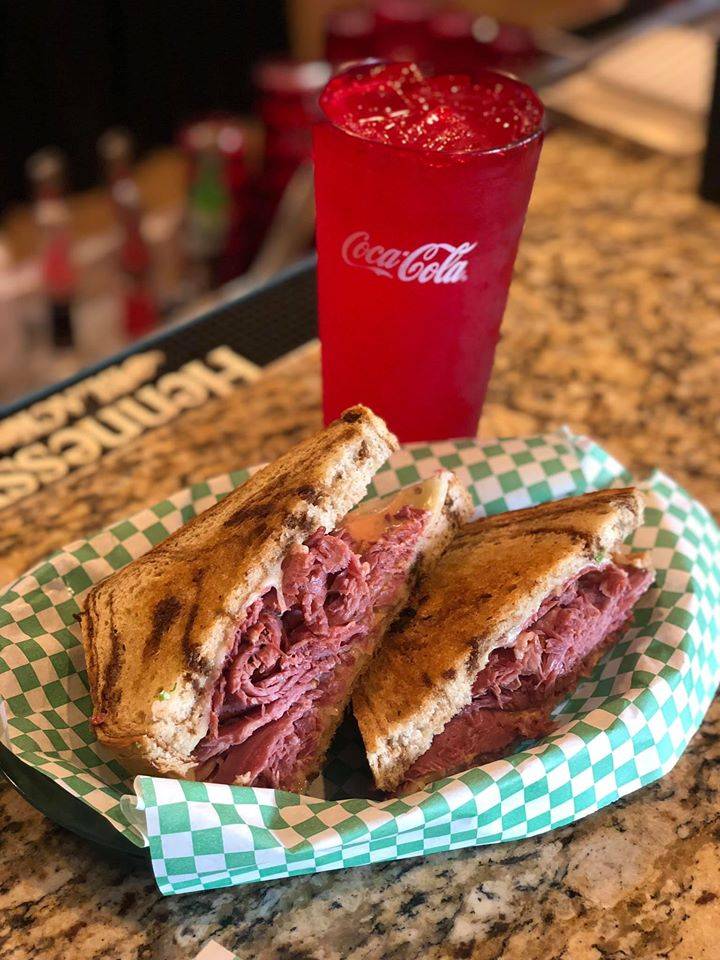 Eagles Bar & Grill at River Oaks | restaurant | 11099 US-61, Cottage Grove, MN 55016, USA | 6514382121 OR +1 651-438-2121