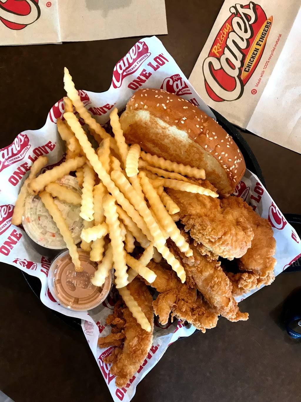 Raising Canes Chicken Fingers | meal takeaway | 1777 N Hwy 17, Mt Pleasant, SC 29464, USA | 8436062999 OR +1 843-606-2999