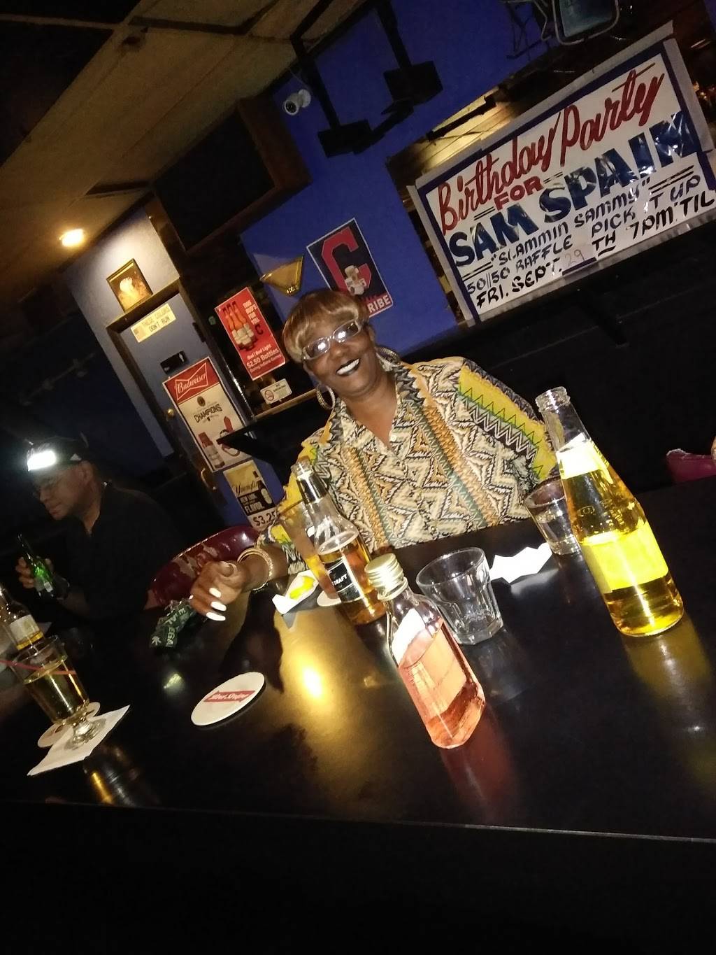 Wolfs Den | restaurant | 8214 Cedar Ave, Cleveland, OH 44103, USA | 2163916414 OR +1 216-391-6414