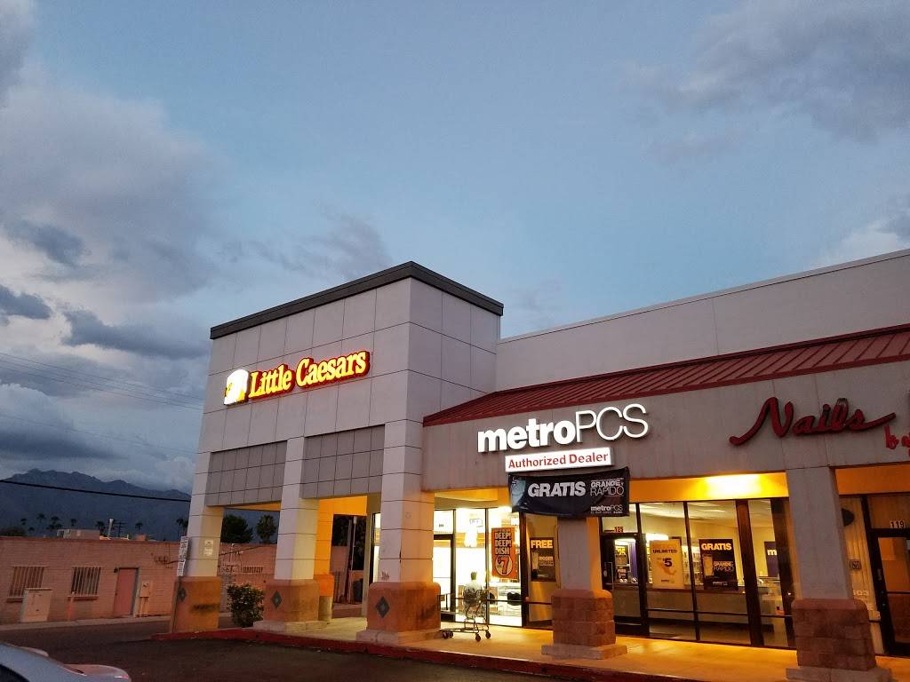 Little Caesars Pizza | meal takeaway | 3901 E Grant Rd, Tucson, AZ 85712, USA | 5207950500 OR +1 520-795-0500