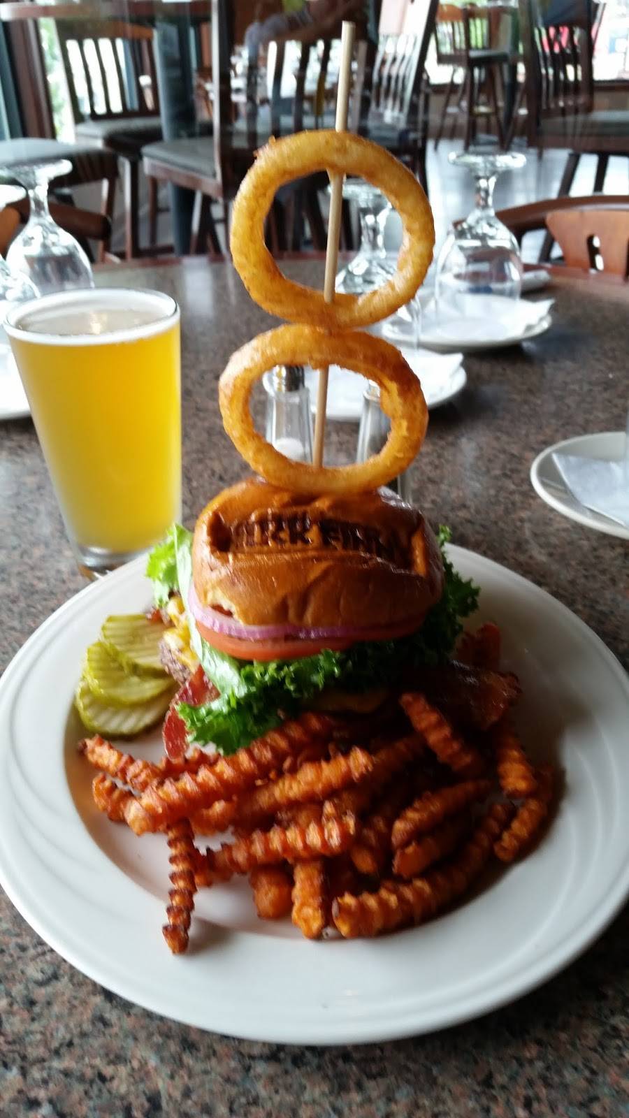 Huck Finns On the Water | restaurant | 129 Marina Dr, La Crosse, WI 54601, USA | 6085192007 OR +1 608-519-2007