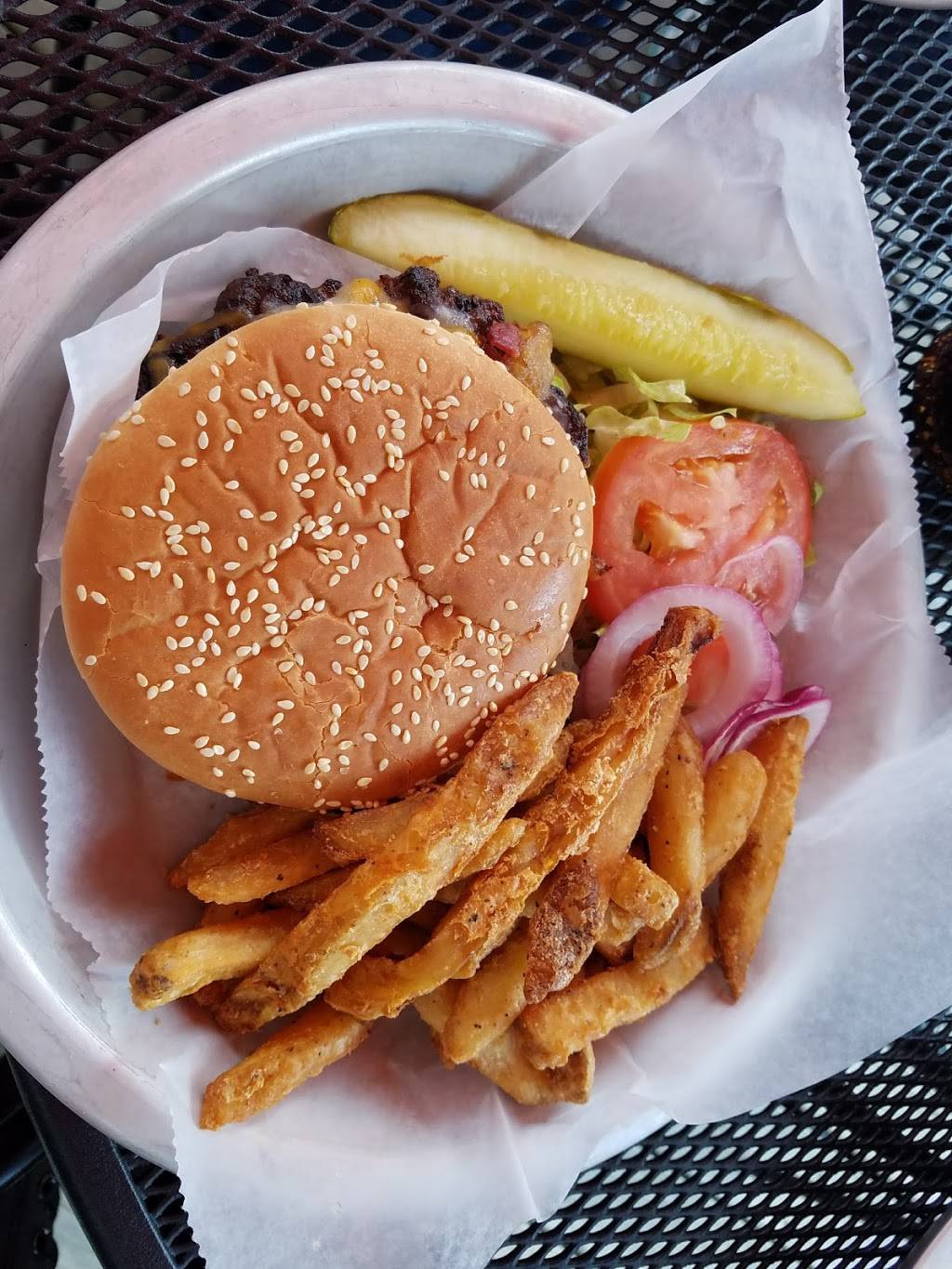 The Trap | restaurant | 195 Old Forge Rd, East Greenwich, RI 02818, USA | 4018854999 OR +1 401-885-4999