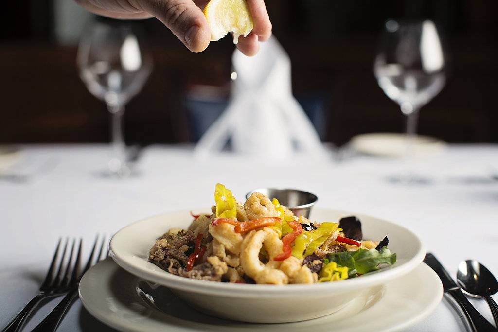 Zs Oyster Bar & Steakhouse | restaurant | 101 Whittington Pkwy, Louisville, KY 40222, USA | 5024298000 OR +1 502-429-8000