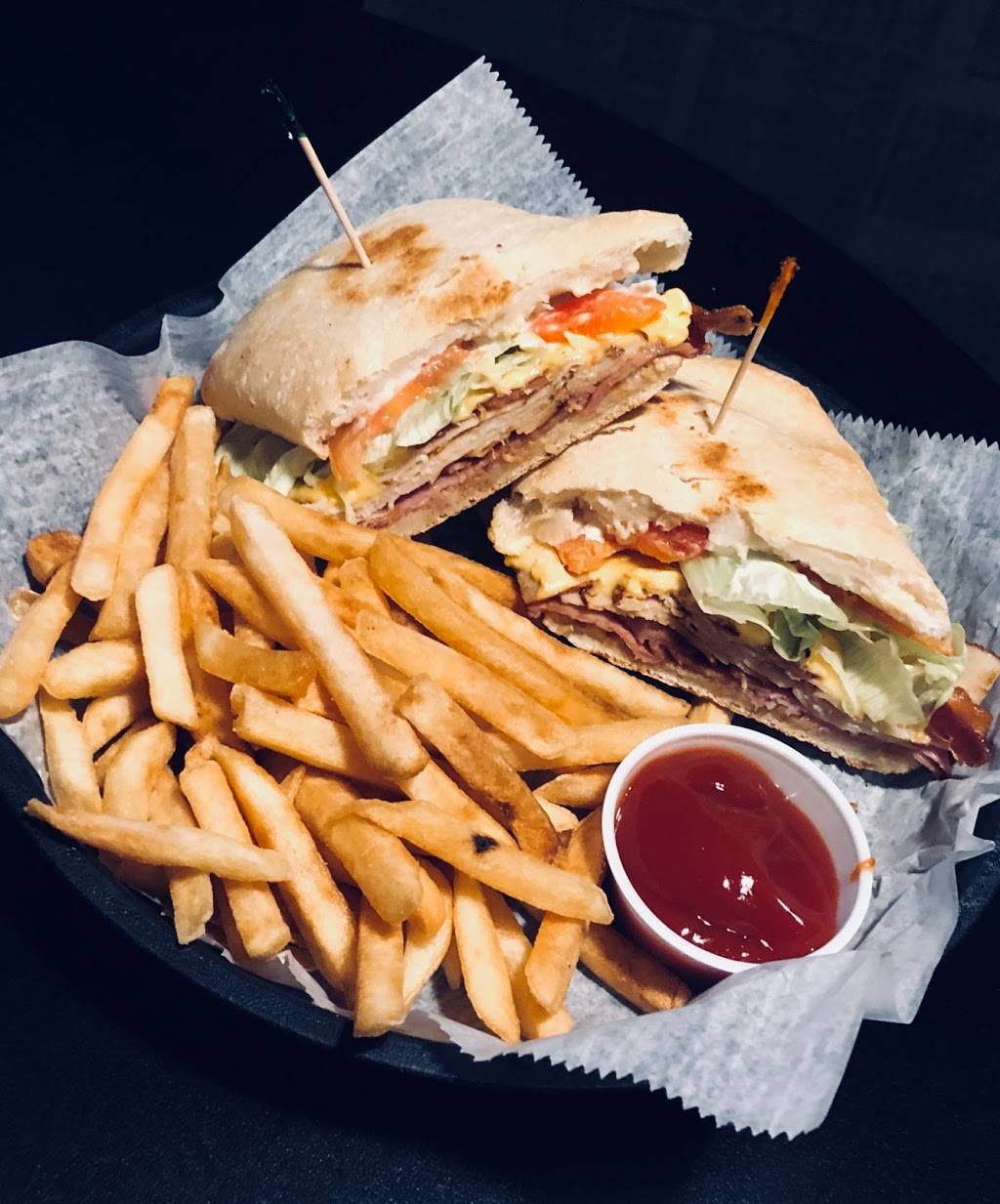 Renuccis Bar & Restaurant | restaurant | 538 N State St, Ionia, MI 48846, USA | 6165279802 OR +1 616-527-9802