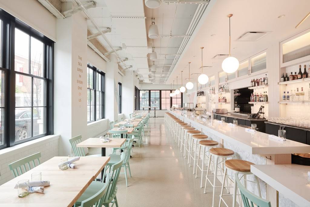 Two Lights Seafood and Oyster | restaurant | 227 W North Ave, Chicago, IL 60610, USA | 3129293091 OR +1 312-929-3091