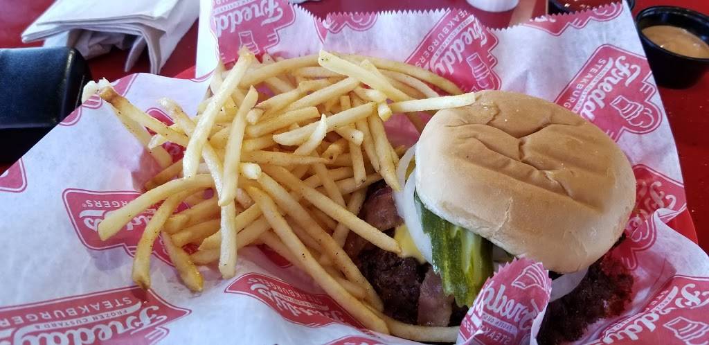 Freddys Frozen Custard & Steakburgers | restaurant | 2589 NW Arterial, Dubuque, IA 52002, USA | 5632358335 OR +1 563-235-8335