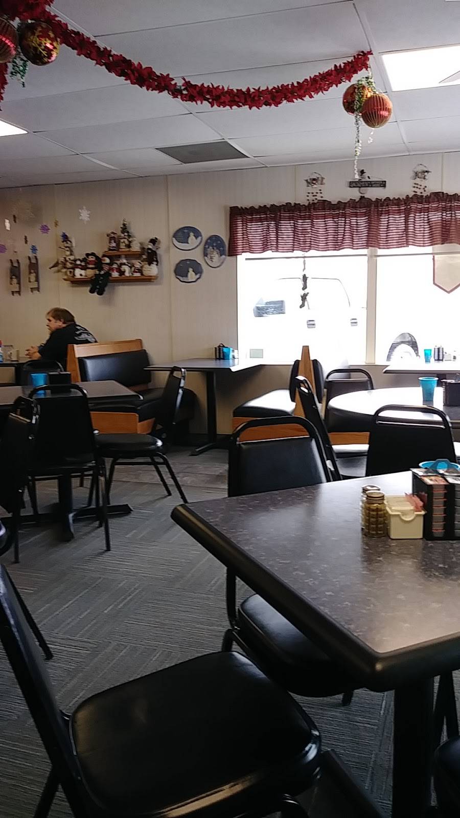 Chatter Box Cafe | restaurant | 140 S Schuyler Ave, Bradley, IL 60915, USA | 8159374402 OR +1 815-937-4402