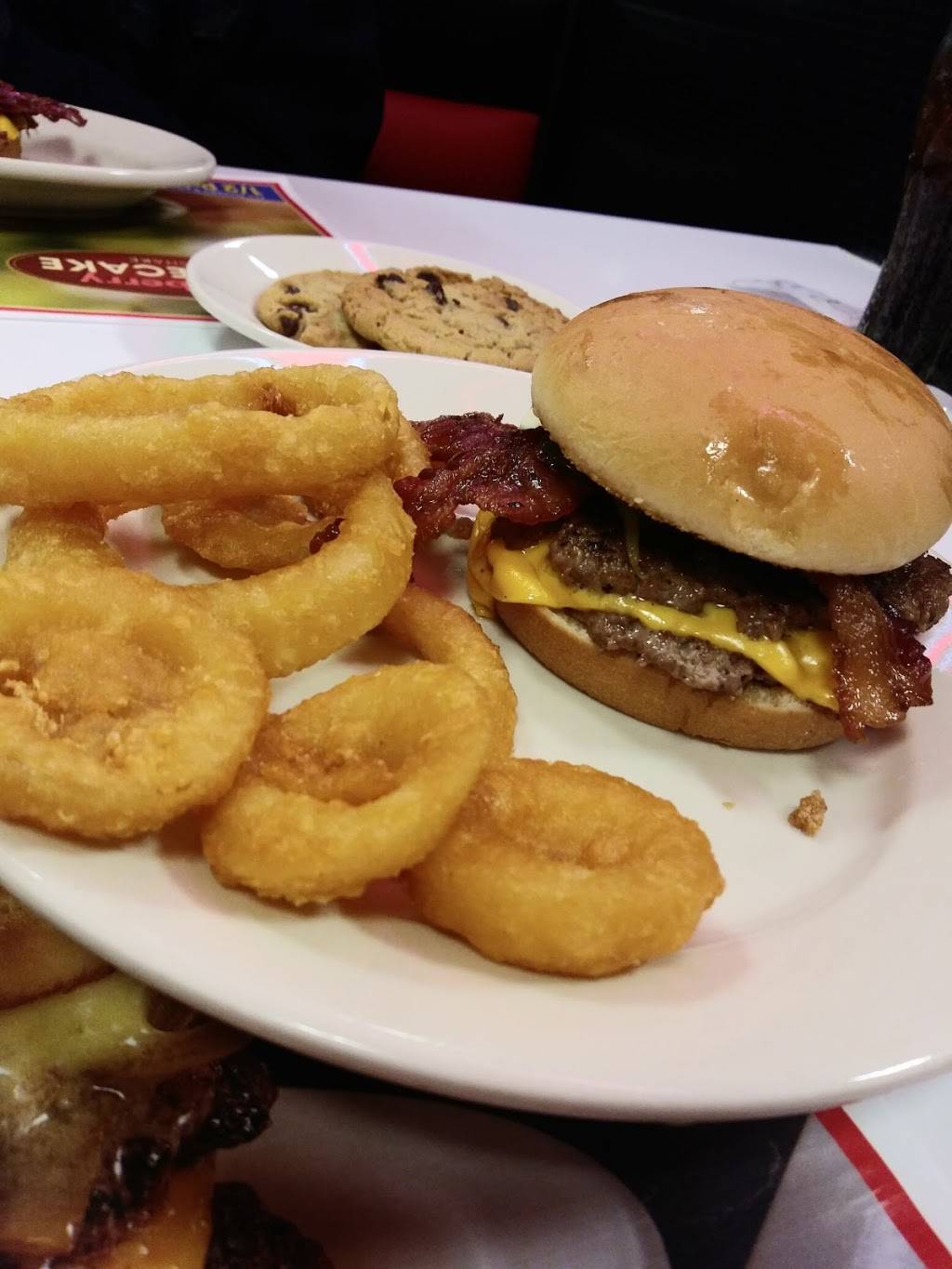Steak n Shake | restaurant | 1640 E Tipton St, Seymour, IN 47274, USA | 8125236616 OR +1 812-523-6616