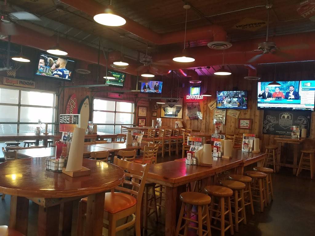 Hooters | restaurant | 7743 N Blackstone Ave, Fresno, CA 93720, USA | 5594319464 OR +1 559-431-9464