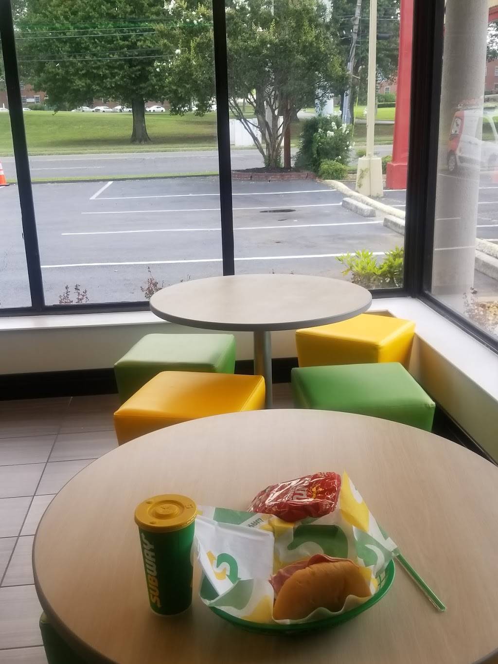 Subway | restaurant | 464 N Main St, Memphis, TN 38105, USA | 9015219753 OR +1 901-521-9753