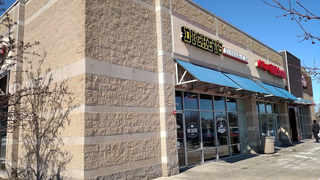 Dickeys Barbecue Pit | restaurant | 6681 Grand Ave, Gurnee, IL 60031, USA | 8475967290 OR +1 847-596-7290