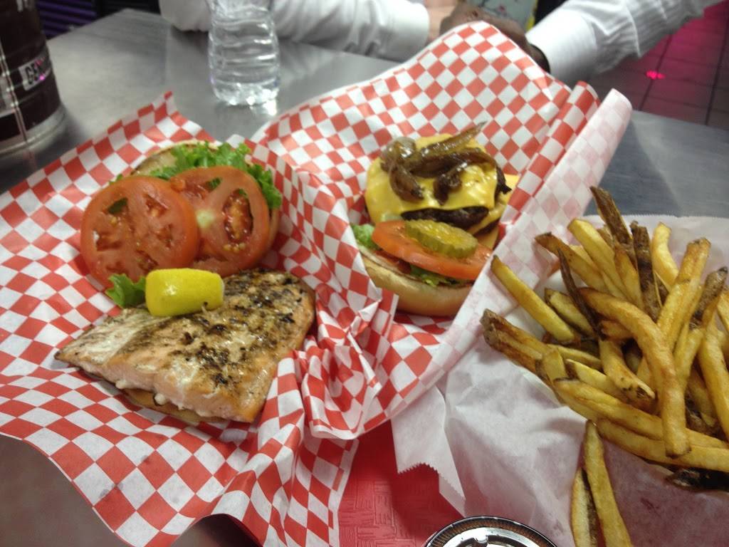 Strats | restaurant | 231 North Ave, Villa Park, IL 60181, USA | 6308320435 OR +1 630-832-0435