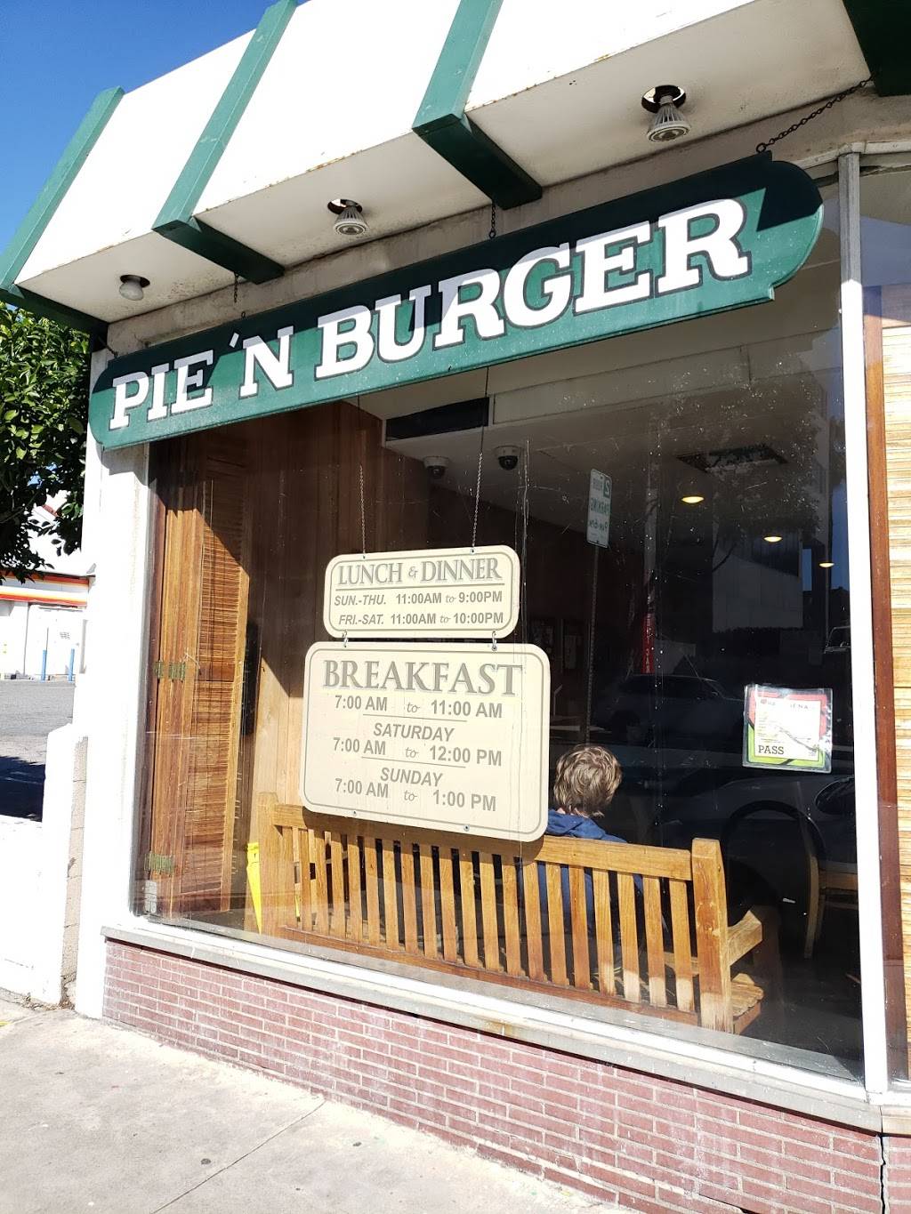 Pie ‘N Burger | restaurant | 913 E California Blvd, Pasadena, CA 91106, USA | 6267951123 OR +1 626-795-1123
