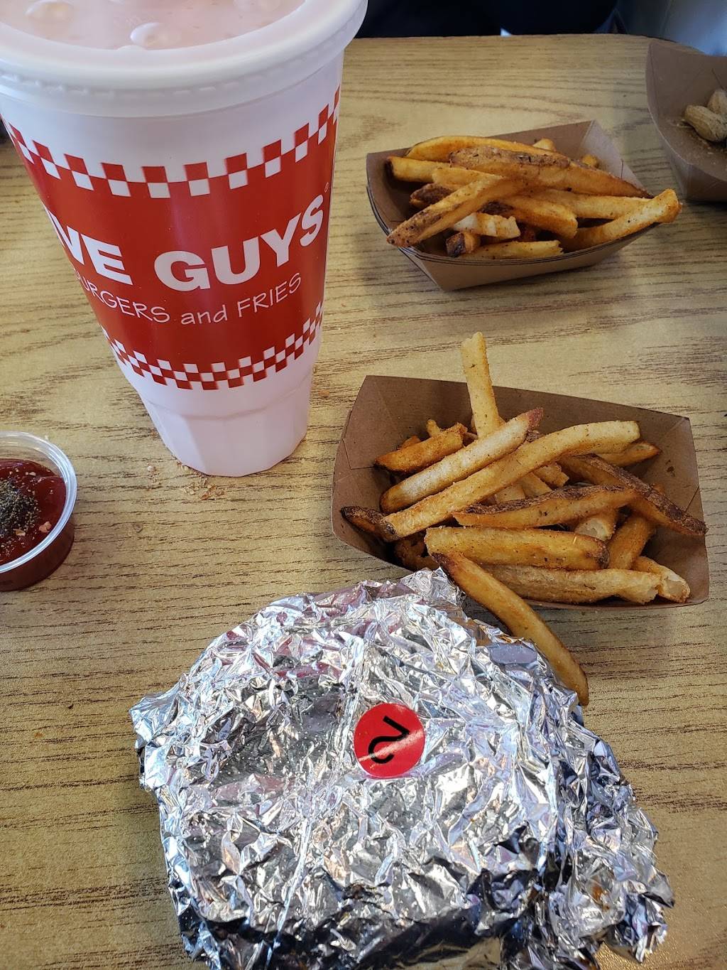 Five Guys | meal takeaway | 611 Highgrove Pl, Rockford, IL 61108, USA | 8152267020 OR +1 815-226-7020