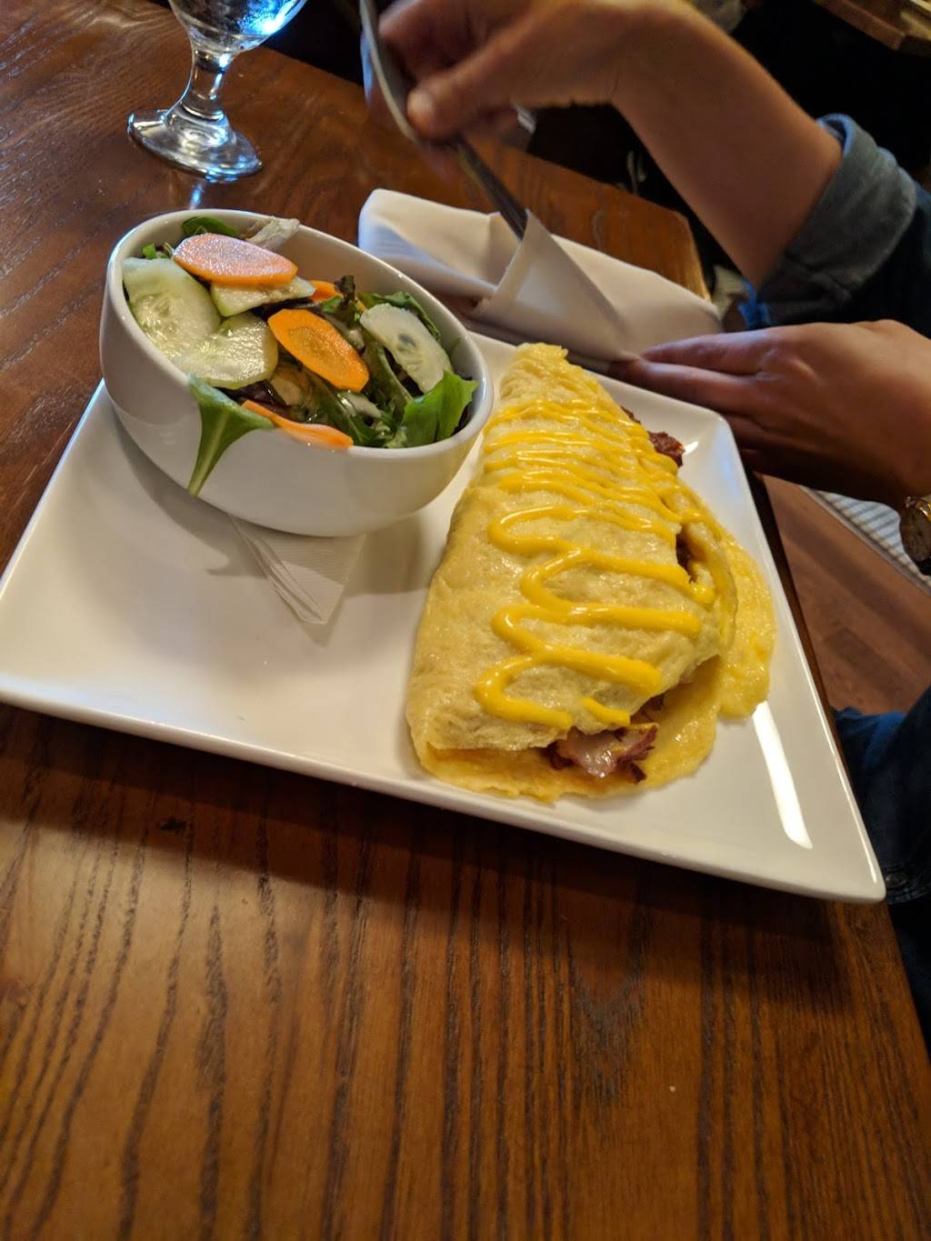 Town Hall | restaurant | 2340 Wisconsin Ave NW, Washington, DC 20007, USA | 2023335640 OR +1 202-333-5640